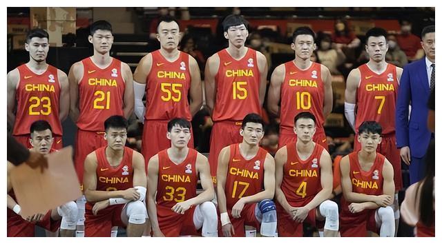 随迈阿密国际夺冠，德保罗赛后剪下主场球网留念