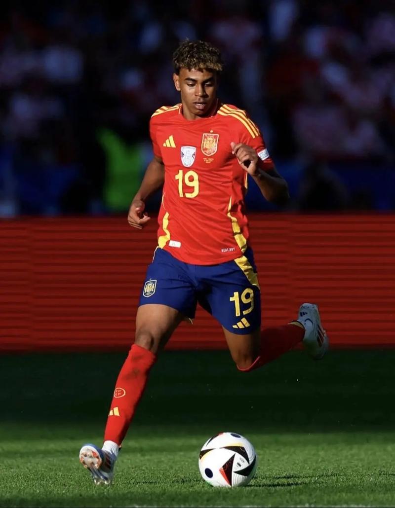 接任人选： 目前由名宿费查 担任临时主帅，带队出战本週对阵般尼的联赛。名宿内维尔强烈建议球队不要再做「战术实验」，应寻找具备曼联 DNA 的教练，卡里克 也被点名是潜在人选。